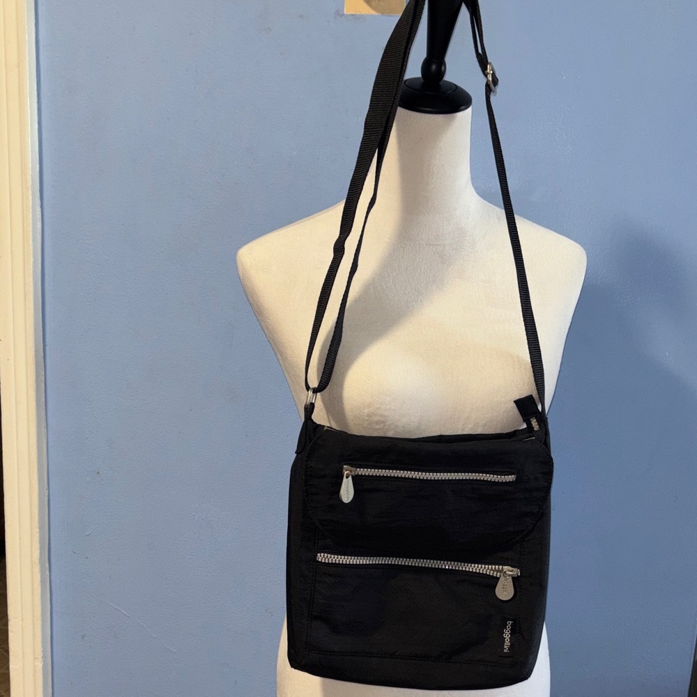 Baggallini Black Crossbody Bag . Multi Pockets .Adjustable Strap